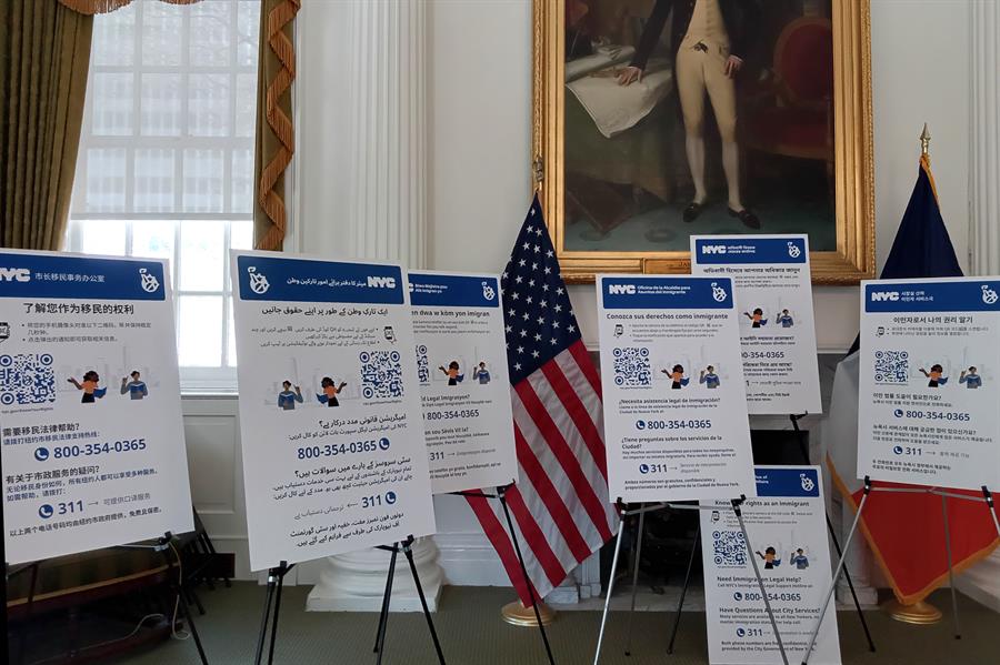 carteles informativos este viernes, en la ciudad de Nueva York