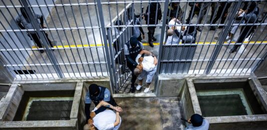 custodios del Centro del Confinamiento del Terrorismo