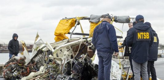 equipos de buzos que recorrieron el área para tratar de recuperar partes de la aeronave (2)