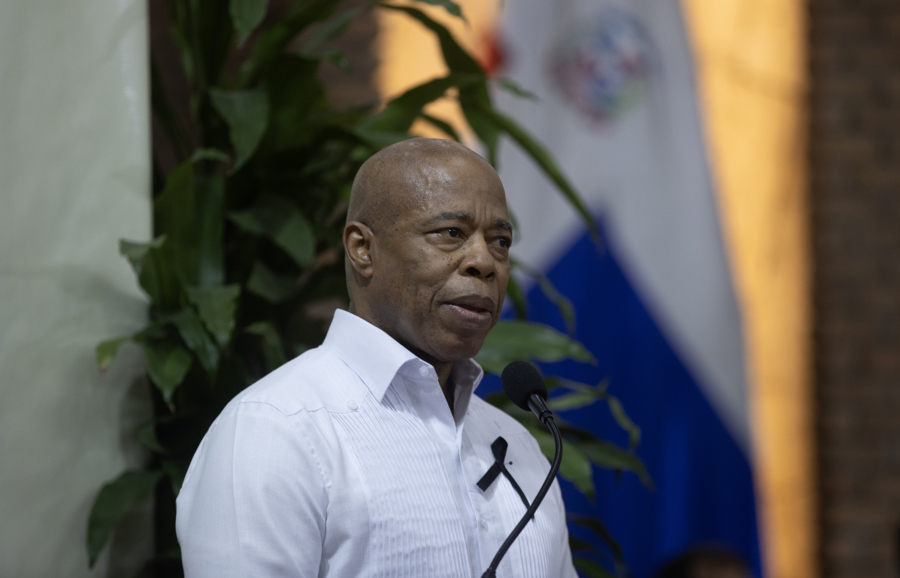 Alcalde de Nueva York visita Santo Domingo y ofrece su apoyo tras tragedia con 231 muertos Eric Adams