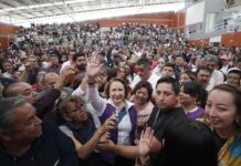 ministra de la Suprema Corte de México, Yasmín Esquivel (c), saludando en un acto de campaña