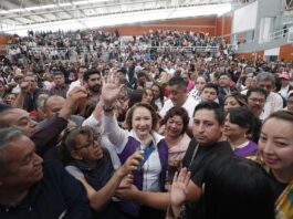 ministra de la Suprema Corte de México, Yasmín Esquivel (c), saludando en un acto de campaña