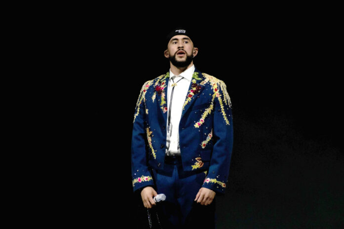 El artista puertorriqueño Bad Bunny anuncia gira mundial 'Debí tirar más fotos world tour' Bad Bunny
