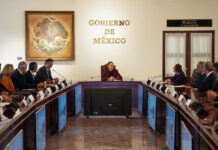 Claudia Sheinbaum (c), durante una reunión con directivos de Americas Society Council of the Americas