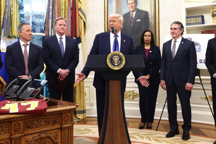 Donald Trump, junto al propietario de los Washington Commanders, Josh Harris (izq.), Liga Nacional de Fútbol Americano