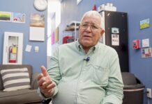 El director de la red de albergues Annunciation House, Rubén García,