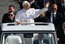 El papa León XIV llega en el papamóvil a la Plaza de San Pedro, Ciudad del Vaticano