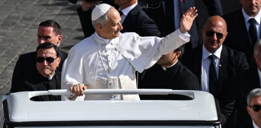 El papa León XIV llega en el papamóvil a la Plaza de San Pedro, Ciudad del Vaticano