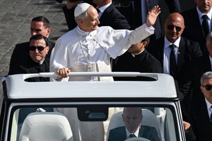Misa del inicio del pontificado del papa León XIV en la plaza de San Pedro El papa León XIV llega en el papamóvil a la Plaza de San Pedro, Ciudad del Vaticano