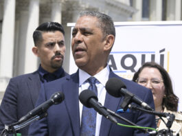 Congresistas se reúnen en México con padres deportados junto a su hija con cáncer cerebral El presidente del Caucus Hispano del Congreso (CHC), Adriano Espaillat,
