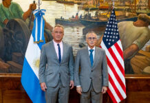 Argentina ratifica su decisión de salir de la OMS en una reunión con Robert Kennedy Jr. El secretario de Salud y Servicios Sociales de Estados Unidos, Robert F. Kennedy Jr. (i), posa junto al ministro de Salud de Argentina, Mario Lugones