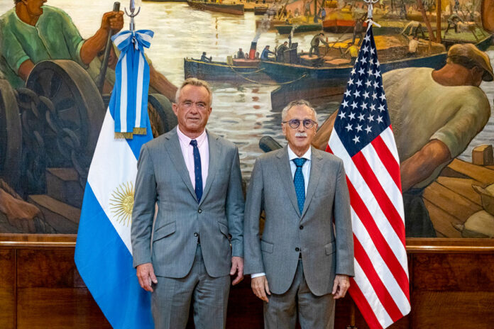 El secretario de Salud y Servicios Sociales de Estados Unidos, Robert F. Kennedy Jr. (i), posa junto al ministro de Salud de Argentina, Mario Lugones