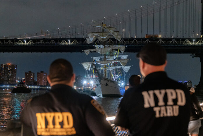 Veintitrés heridos, 4 de ellos graves, al chocar velero Cuauhtémoc con puente de Brooklyn Veintitrés heridos, 4 de ellos graves, al chocar velero Cuauhtémoc con puente de Brooklyn
