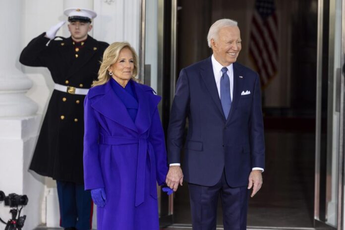 Joe Biden y su esposa Jill le desean Joe Biden y su esposa Jill le desean