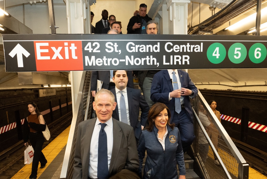 Kathy Hochul (d), durante una visita a una estaci&oacute;n del metro