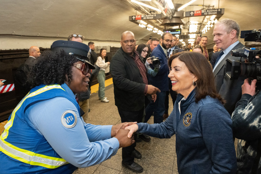 Kathy Hochul (d), saludando a una trabajadora de la Autoridad de Transporte Metropolitano