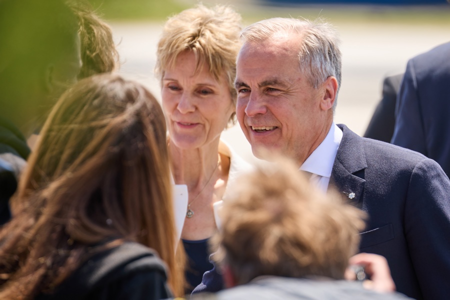 Mark Carney (R) and his wife Diana Fox Carney