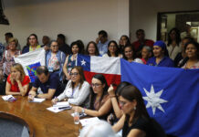 Mujeres sostienen banderas durante la VII Cumbre Iberoamericana de Agendas Locales de Género y el XV Congreso Iberoamericano de Municipalistas