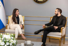 Congresista republicana dice que Bukele "liberó" a El Salvador "del terrorismo" Nayib Bukele (d), con la congresista republicana por la Florida, Anna Paulina Luna,