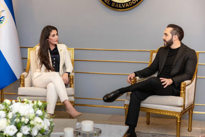 Congresista republicana de EEUU asegura que Bukele Nayib Bukele (d), con la congresista republicana por la Florida, Anna Paulina Luna,