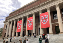 Trump exige a la Universidad de Harvard una indemnización de 1.000 millones de dólares Personas caminan frente a la biblioteca de la Universidad de Harvard
