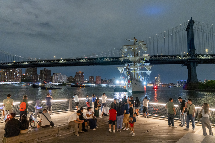 chocar velero Cuauhtémoc con puente de Brooklyn