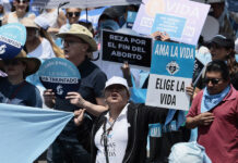 Miles de personas marchan "por la vida" y en contra del aborto en Ciudad de México
