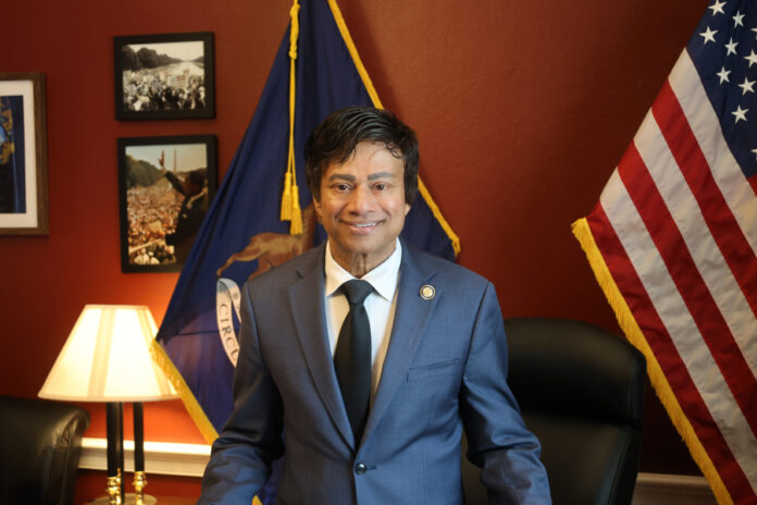 El legislador demócrata que busca destituir a Trump: Shri Thanedar