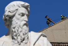 La Capilla Sixtina apresura sus preparación al cónclave instalando las estufas y sus mesas Preparativos para la instalación de la chimenea en el techo de la Capilla Sixtina