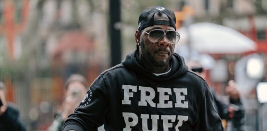 Un partidario de Sean Combs llega a un tribunal federal de Estados Unidos para el inicio del juicio federal de Sean Combs.