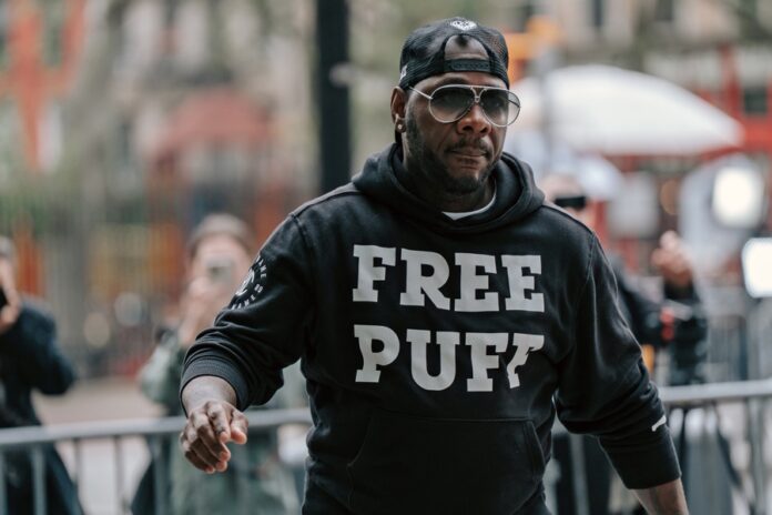 Un partidario de Sean Combs llega a un tribunal federal de Estados Unidos para el inicio del juicio federal de Sean Combs.