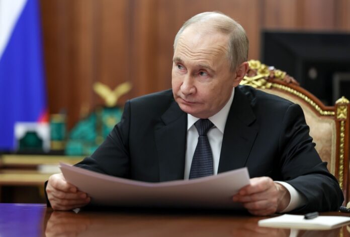 Russian President Putin meets with Moscow Mayor Sobyanin Vladímir Putin
