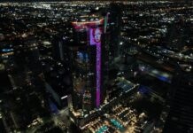 Iluminan rascacielos en Miami con imagen de Gloria Estefan por sus 50 años en la música el rascacielos Paramount Miami Worldcenter con la imagen de la artista Gloria Estefan en Miami