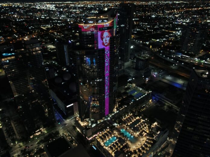Iluminan rascacielos en Miami con imagen de Gloria Estefan por sus 50 años en la música el rascacielos Paramount Miami Worldcenter con la imagen de la artista Gloria Estefan en Miami