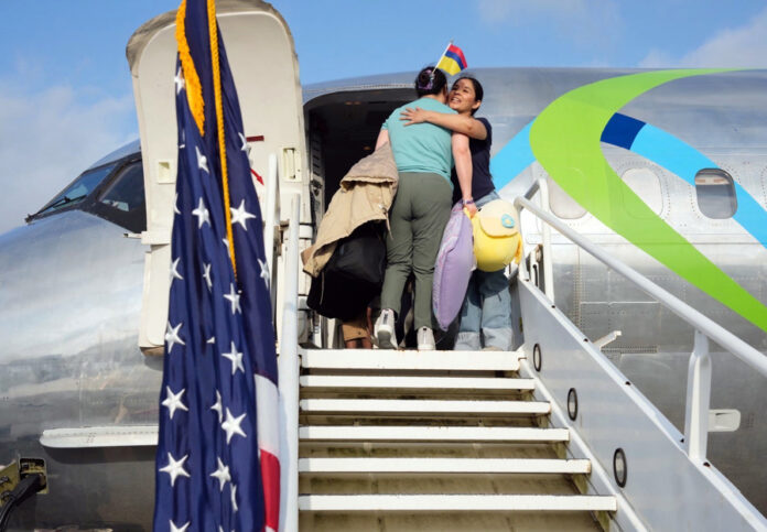 Más de 60 inmigrantes regresan a sus países en el primer vuelo de autodeportados de Trump deportación