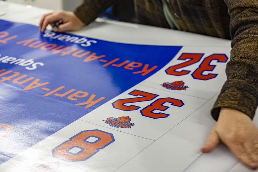 karl anthony New York Knicks Sign Shop 009