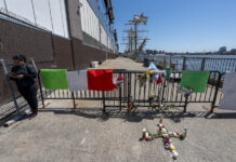 Improvisan un altar tras accidente de buque mexicano en Nueva York con mensajes y banderas