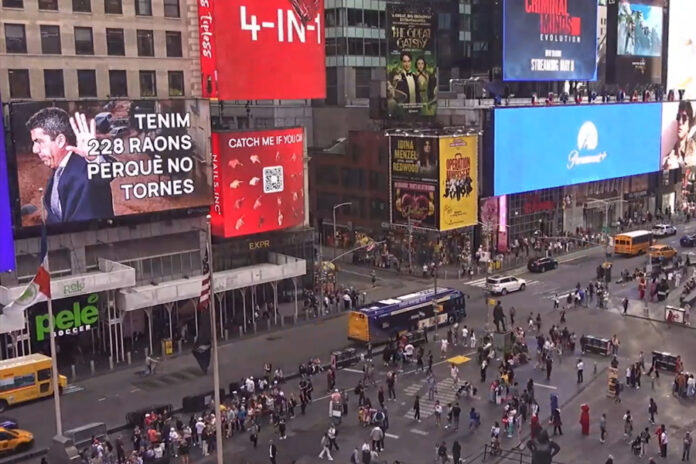 Una pantalla gigante en Times Square pide a Mazón no volver a Valencia por gestión de dana