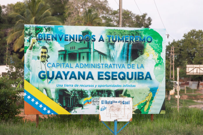 Desinformación y búsqueda de votos, dos caras de la elección en Venezuela para el Esequibo valla de la Guayana Esequiba