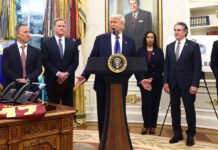 Donald Trump, junto al propietario de los Washington Commanders, Josh Harris (izq.), Liga Nacional de Fútbol Americano