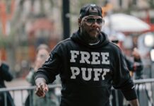 Un partidario de Sean Combs llega a un tribunal federal de Estados Unidos para el inicio del juicio federal de Sean Combs.