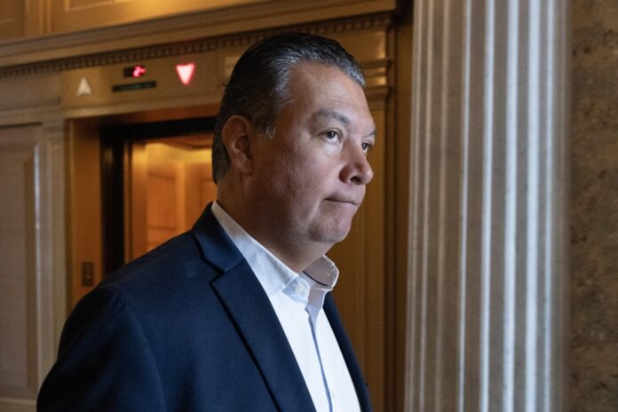 Senador por California removido a empujones de conferencia del Gobierno Trump por redadas