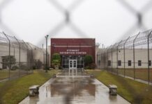 Denuncian muerte, hacinamiento y abusos en abarrotados centros migratorios en Georgia Centro-de-Detención-Stewart