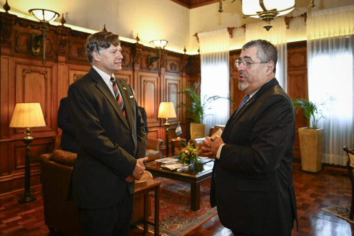 Guatemala y EEUU mejoran su Christopher Landau (i), y al presidente de Guatemala, Bernardo Arévalo de León