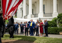 Trump hace instalar dos banderas gigantes de EE.UU. en los jardines de la Casa Blanca