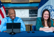 El alcalde de Nueva York, Eric Adams, y la canciller de Escuelas Públicas de Nueva York, Melissa Aviles-Ramos