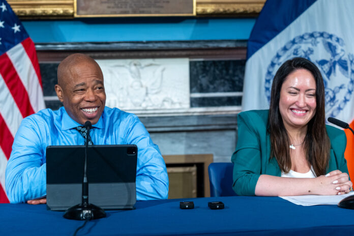 El alcalde de Nueva York, Eric Adams, y la canciller de Escuelas Públicas de Nueva York, Melissa Aviles-Ramos
