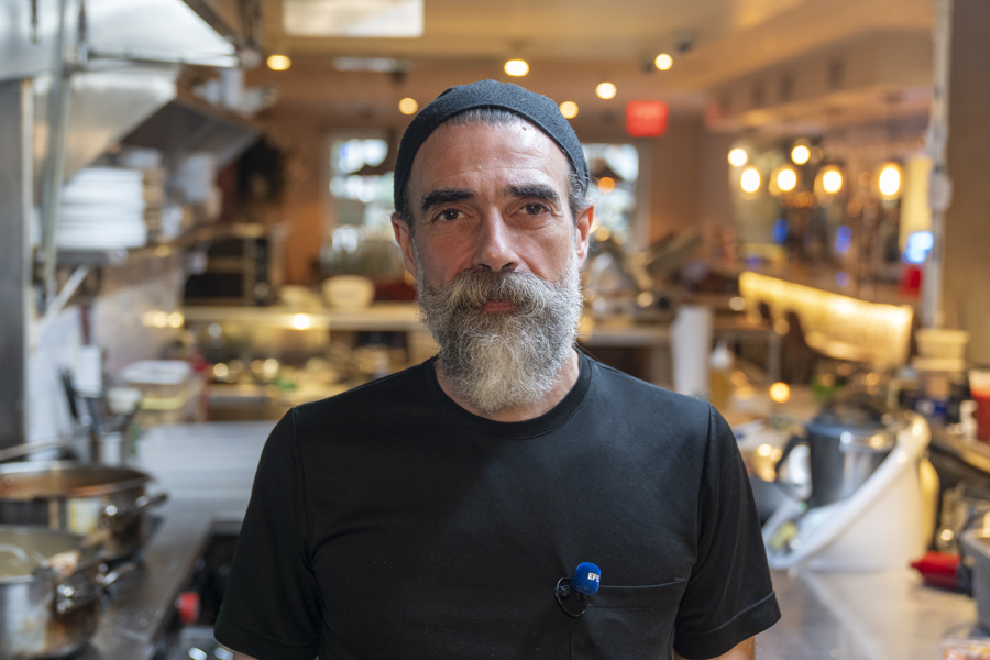 El chef principal del restaurante La Nacional, Paco Parre&ntilde;o