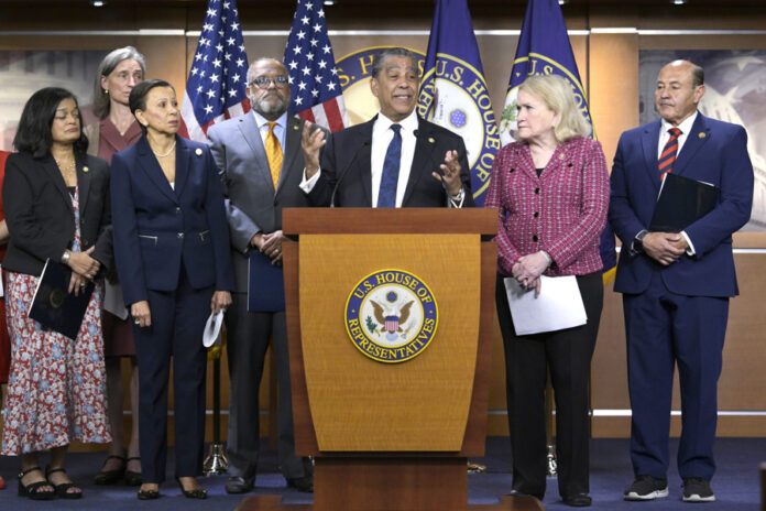 Demócratas denuncian condiciones El líder del Caucus Hispano del Congreso (CHC) de Estados Unidos, Adriano Espaillat