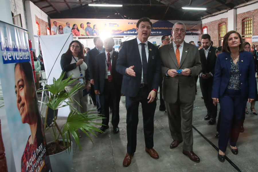 El presidente de Guatemala, Bernardo Ar&eacute;valo (c) junto al director del Instituto Guatemalteco de Migraci&oacute;n, Danilo Rivera (i) y la vicepresidenta de Guatemala, Karin Herrera
